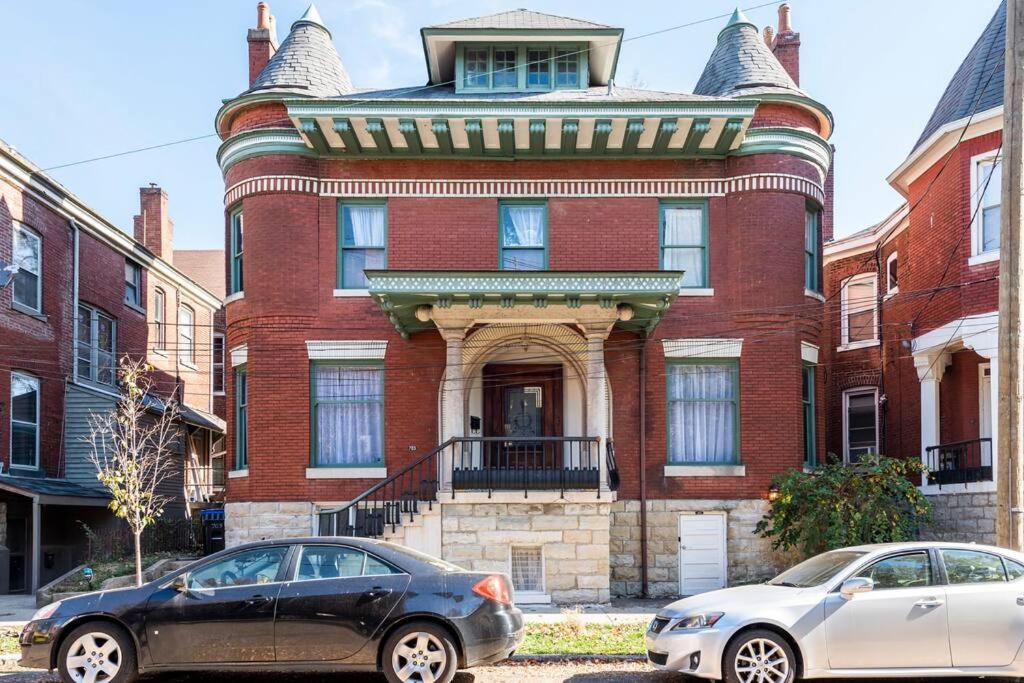 Spacious Castle House W/ Yard + Great Location! * Louisville