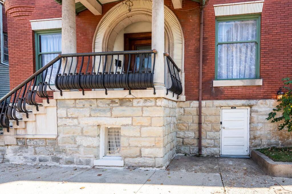Spacious Castle House W/ Yard + Great Location! Holiday home Louisville
