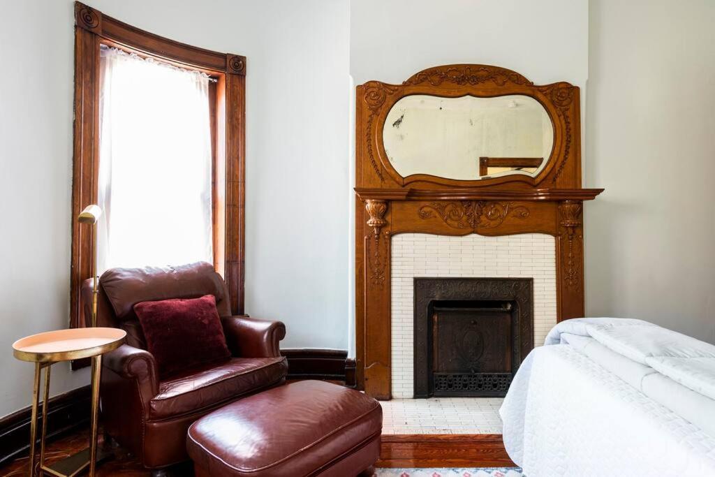 Spacious Castle House W/ Yard + Great Location! Holiday home Louisville