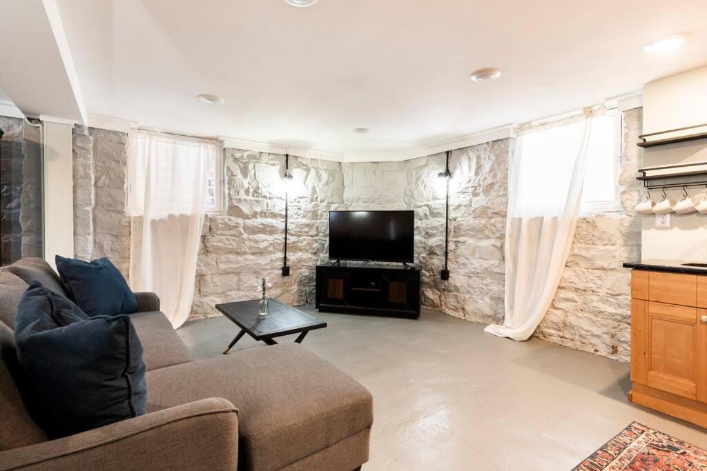 Holiday home Spacious Castle House W/ Yard + Great Location!