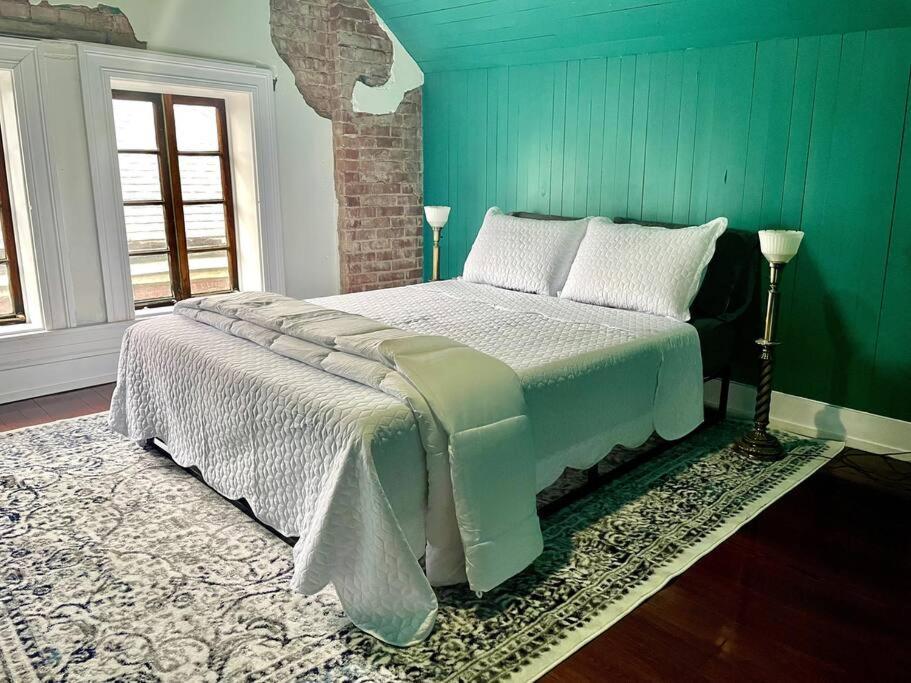 Holiday home Spacious Castle House W/ Yard + Great Location! Louisville